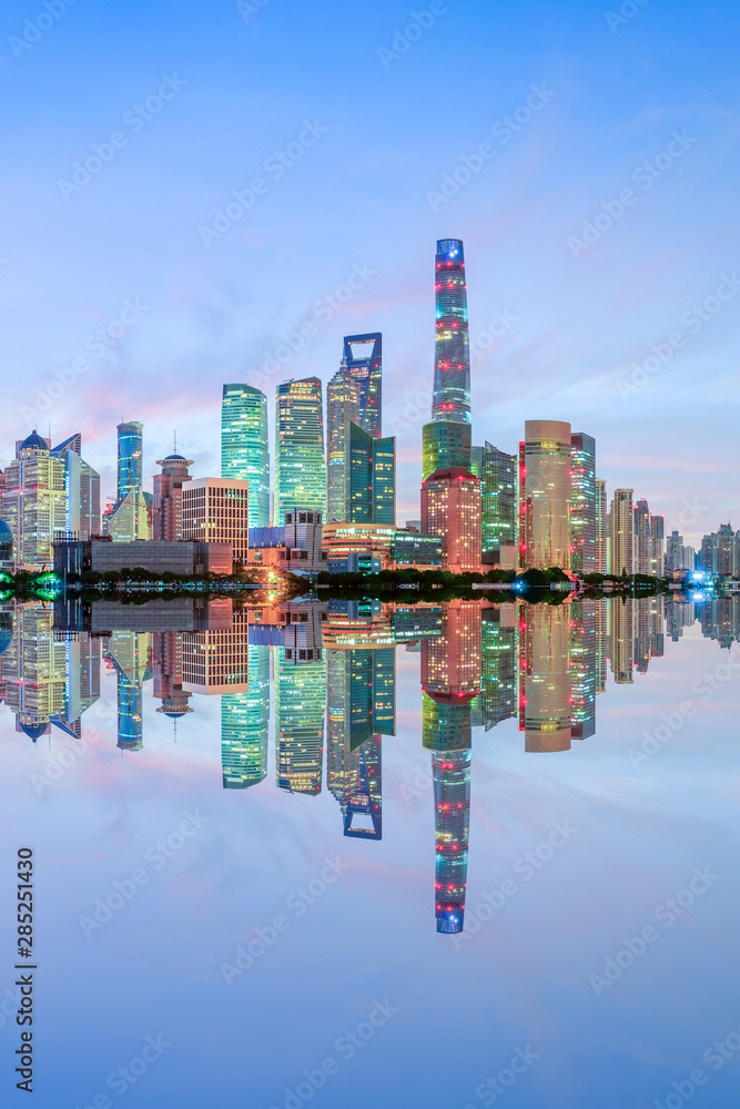 日出时的上海天际线和现代城市建筑，中国。