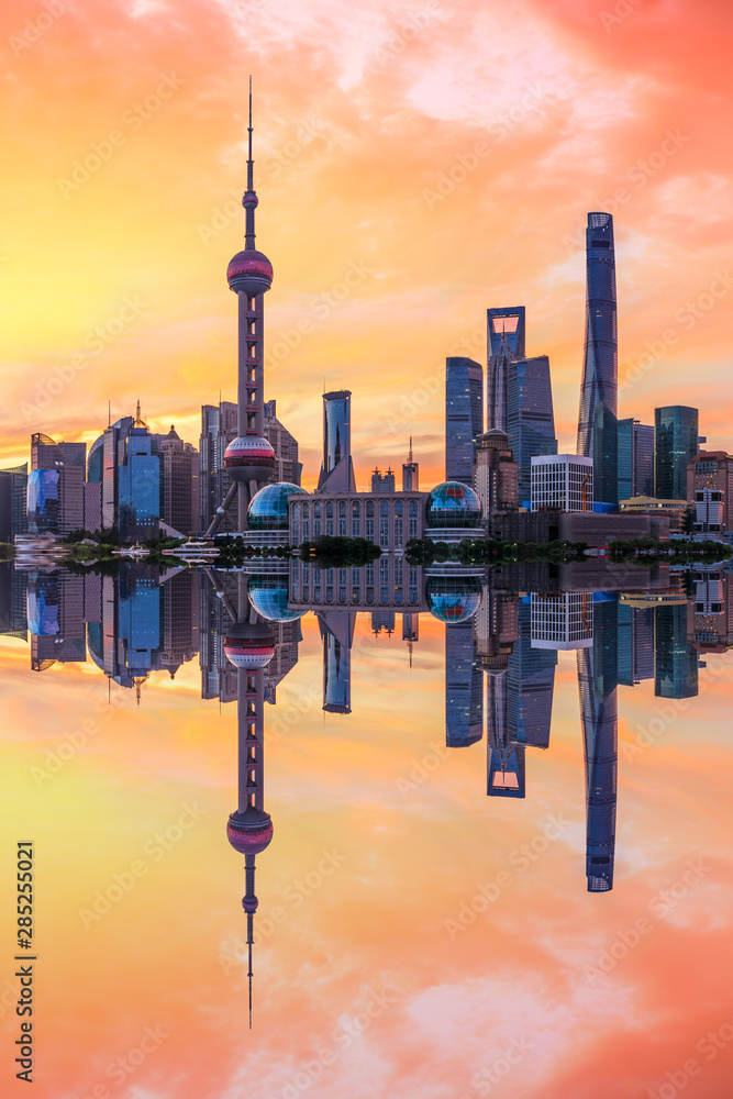 日出时的上海天际线和现代建筑，中国。