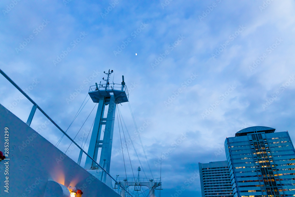 船の上から見る青空と月と東京のビル群