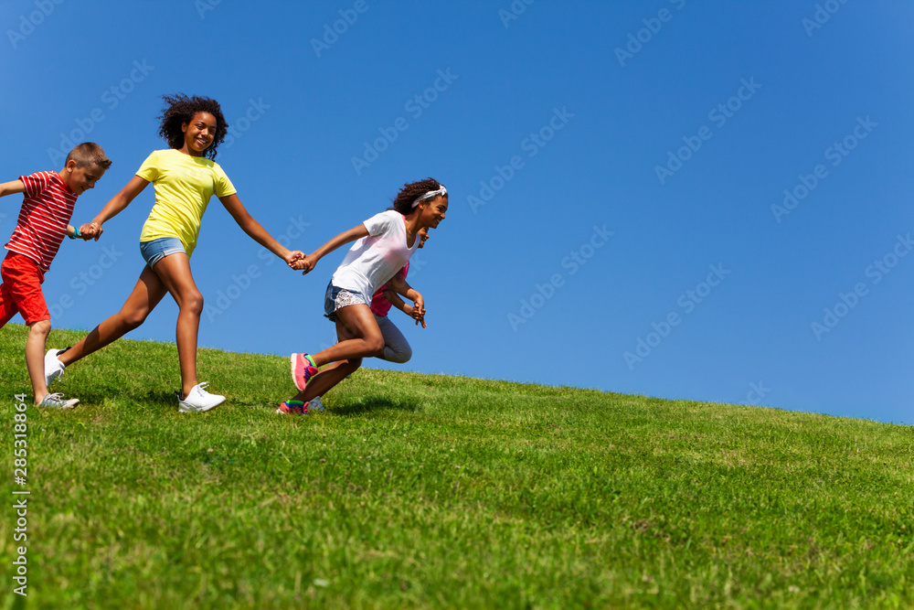 快乐快速奔跑的多元化儿童群体