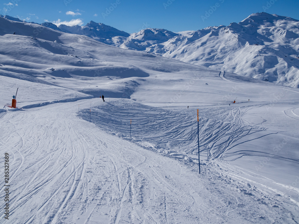 法国，梅里贝尔山谷：冬季高山滑雪场的山谷全景景观