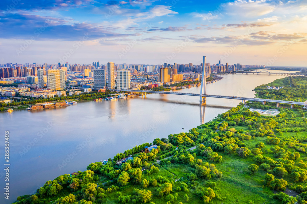 哈尔滨天际线。松浦大桥和松花江。位于中国黑龙江省哈尔滨市。