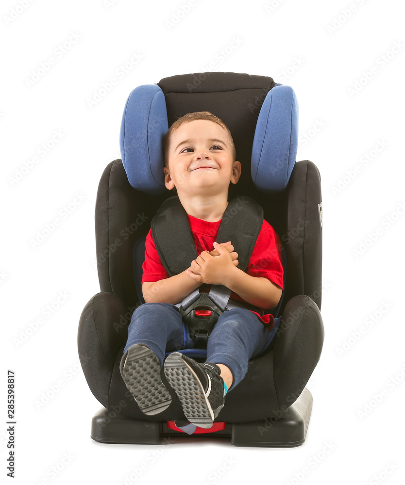 小男孩扣在白色背景的汽车座椅上