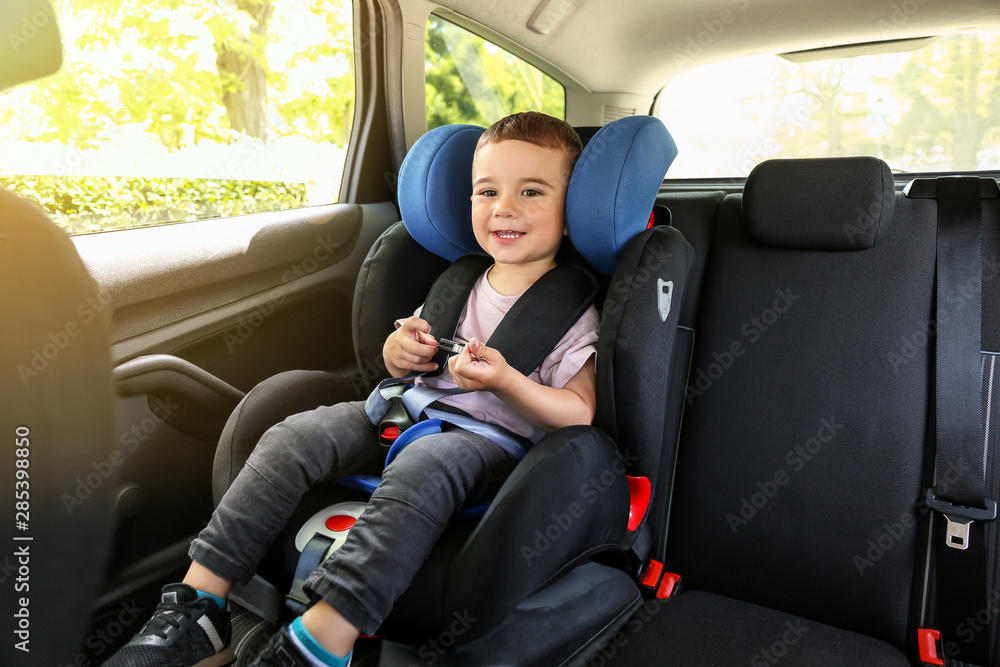 男婴扣在汽车座椅上