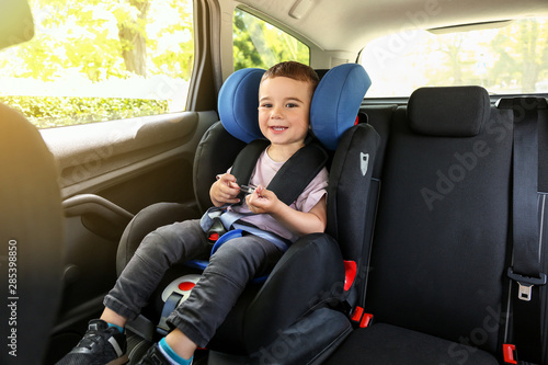 男婴被扣在汽车座椅上
