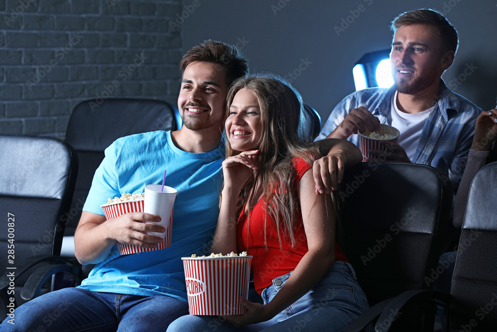 有爆米花的朋友在电影院看电影