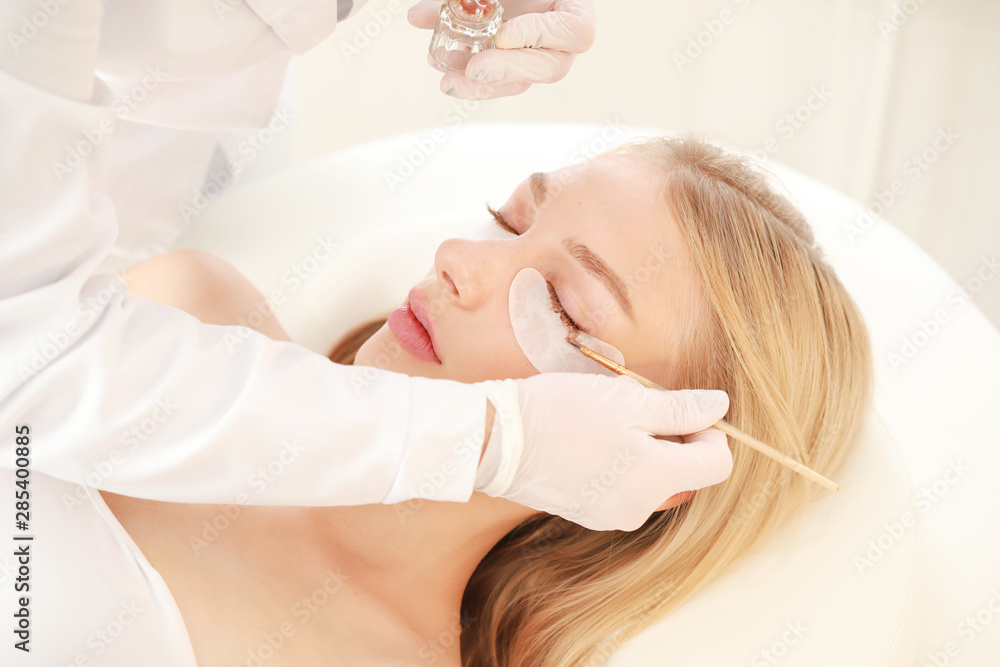 年轻女子在美容院接受睫毛染色手术