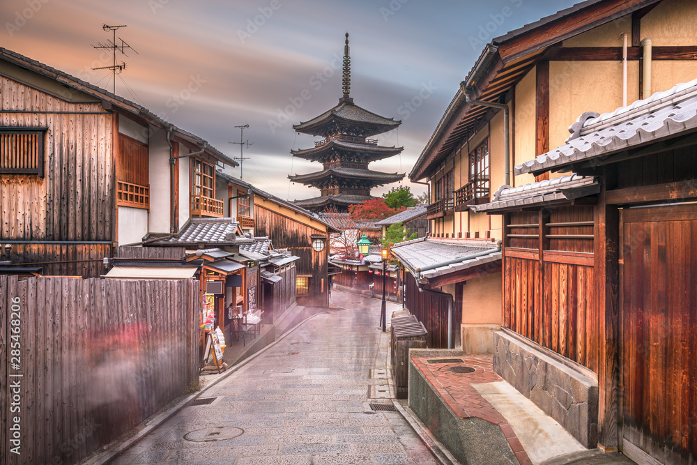 黄昏时的日本京都老城区街道。
