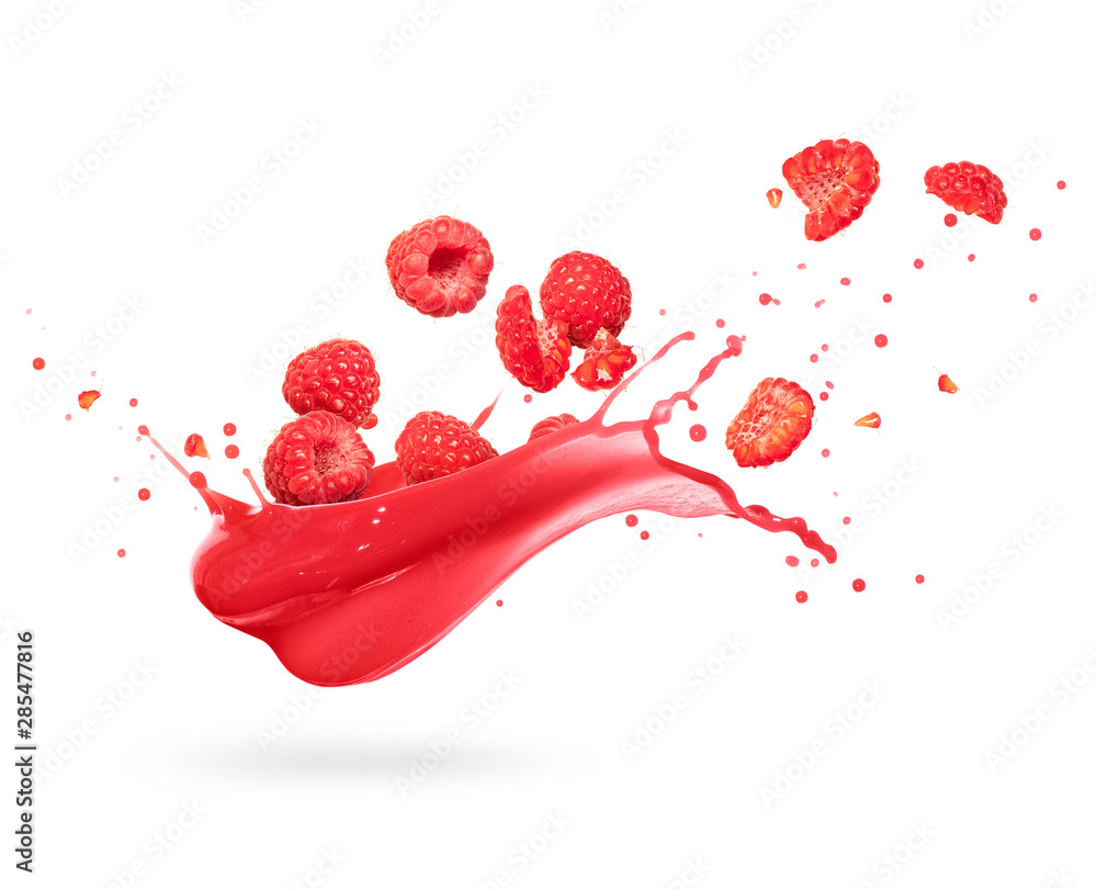 新鲜果汁飞溅的树莓，在白色背景上分离