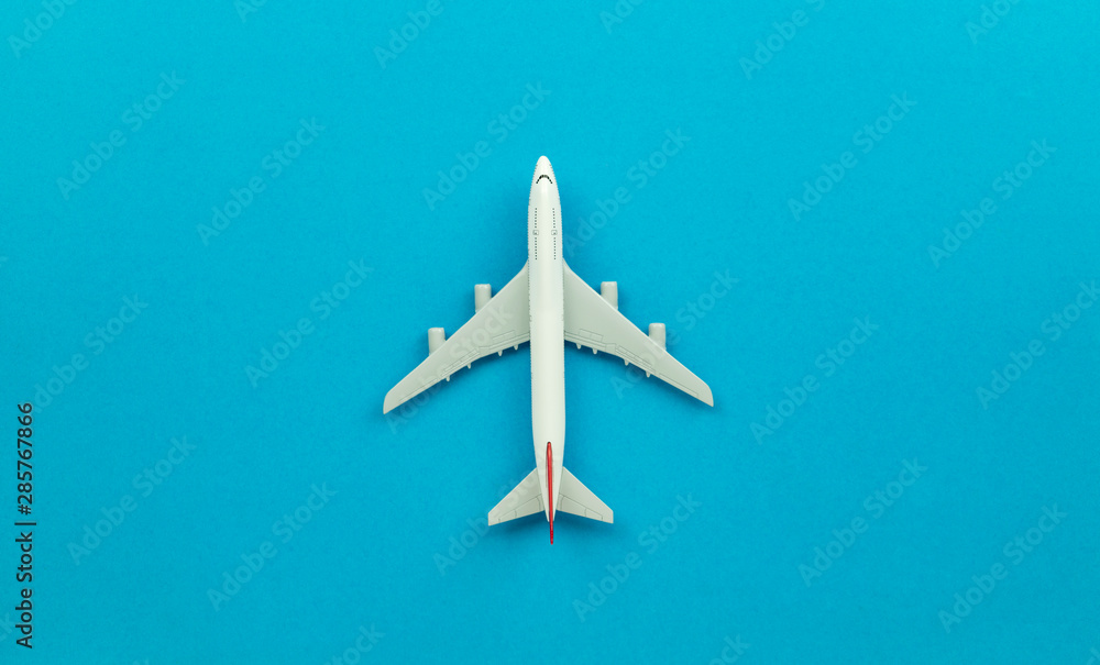 蓝色背景俯视图飞机模型