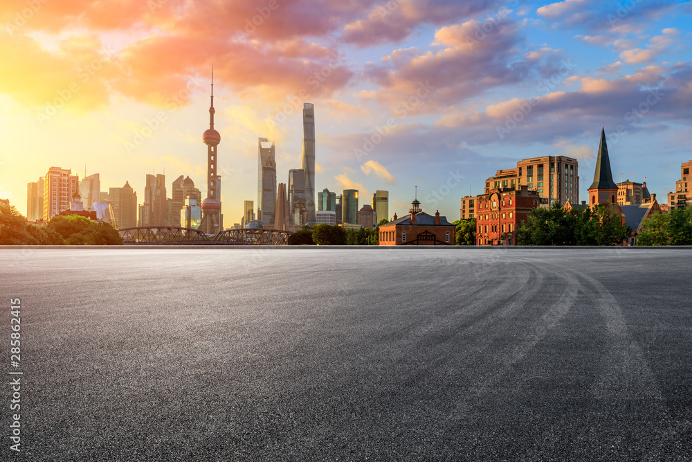 中国上海日出时空旷的赛道和现代化的城市风光。