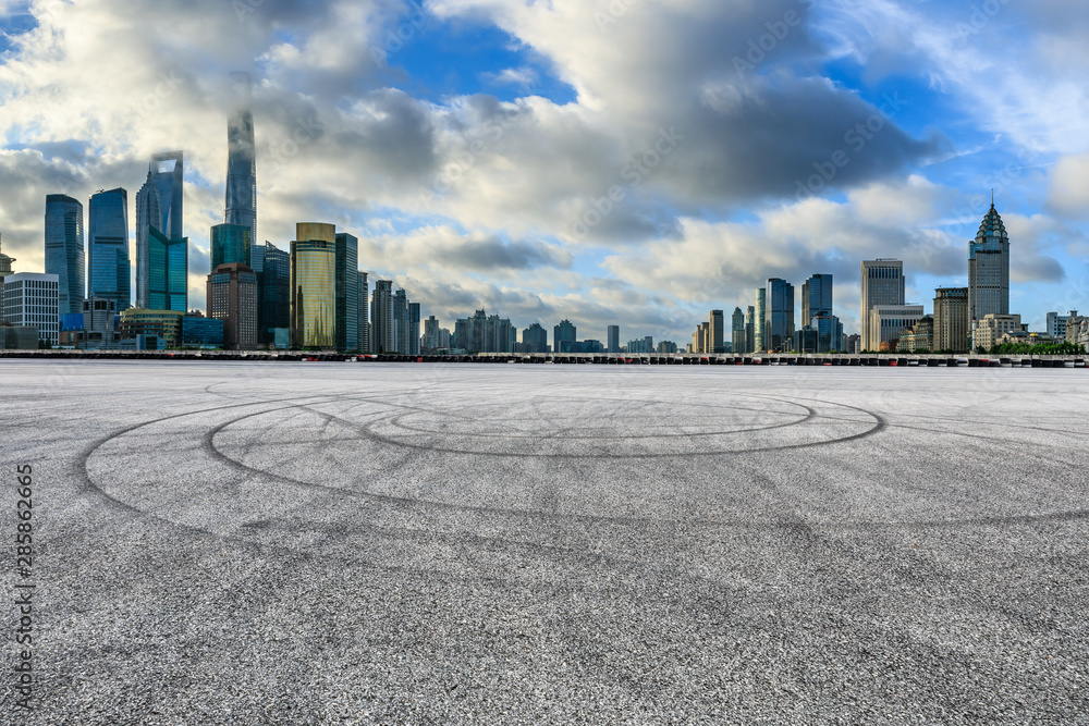 中国上海空旷的赛道和现代的城市风光。
