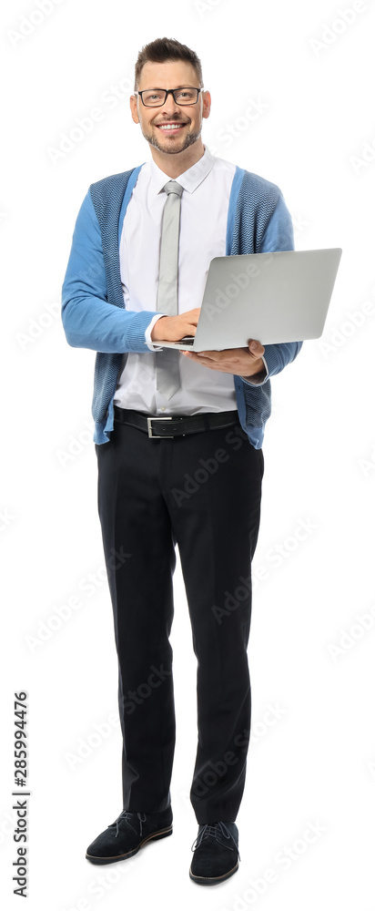 漂亮的男教师，白色背景下有笔记本电脑