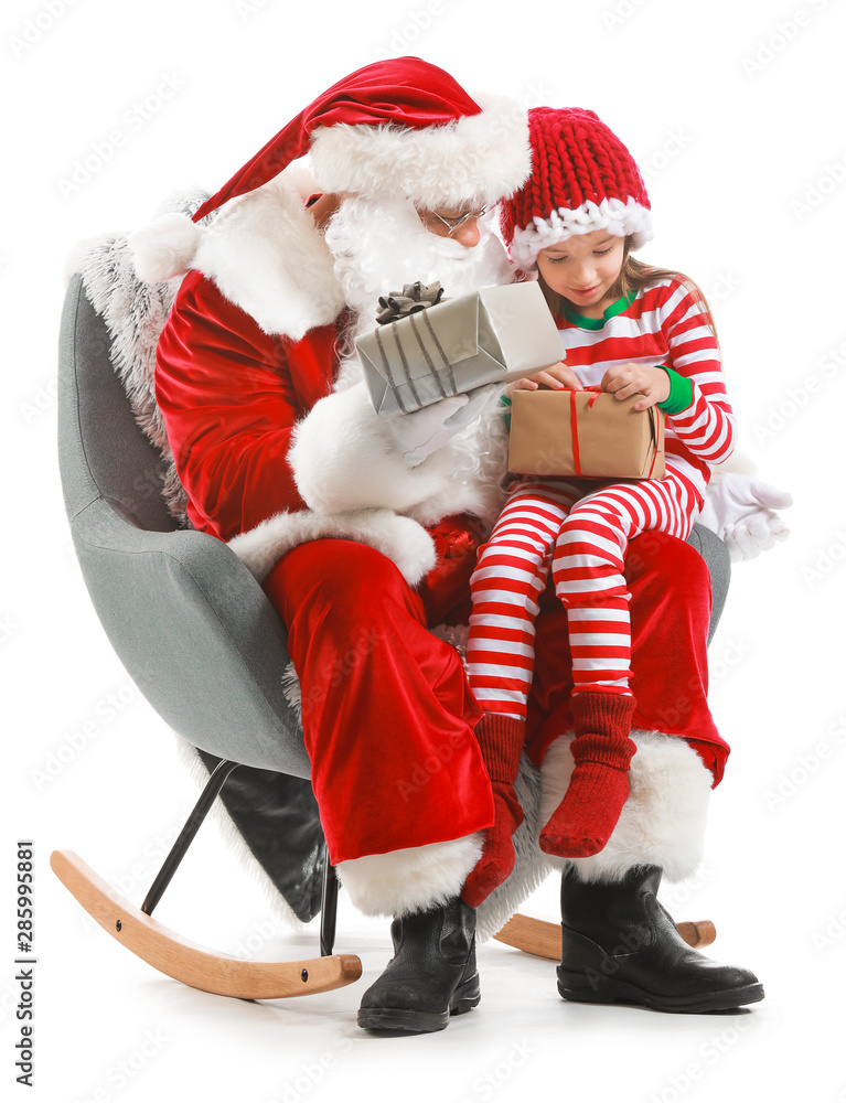 圣诞老人和带着礼物的小女孩坐在白底扶手椅上