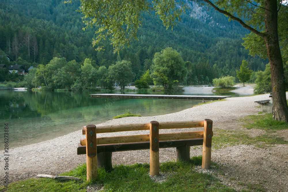 斯洛文尼亚的Panchina in legno nei pressi del lago di Jasna