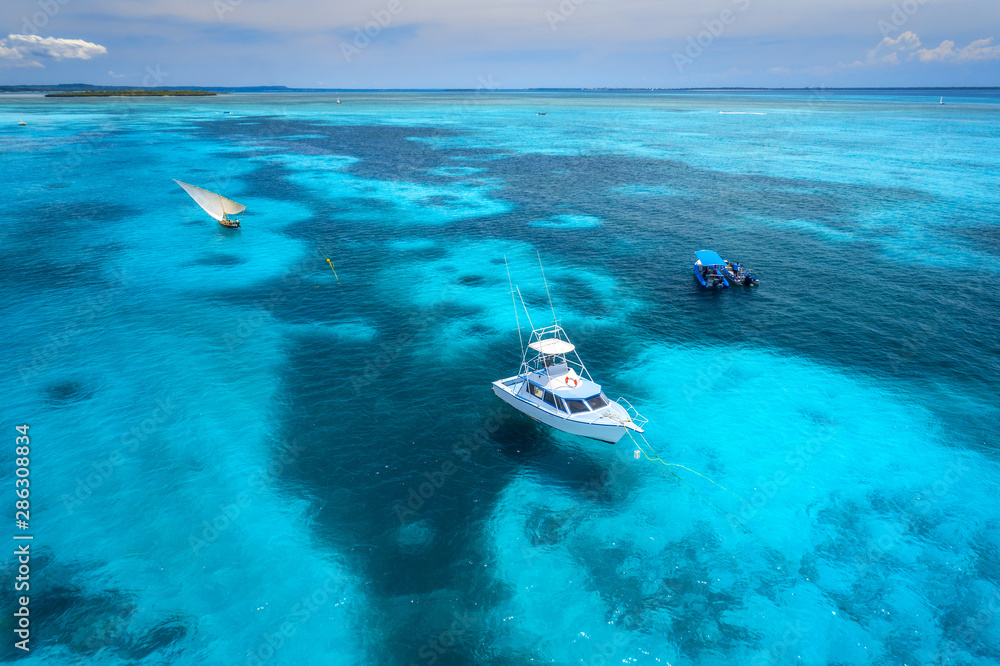夏季晴天，游艇、渔船在透明的蓝色水中的鸟瞰图。俯视图