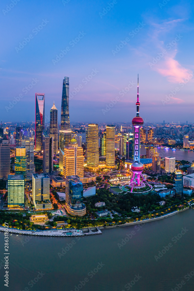 中国上海夜晚天际线鸟瞰图。