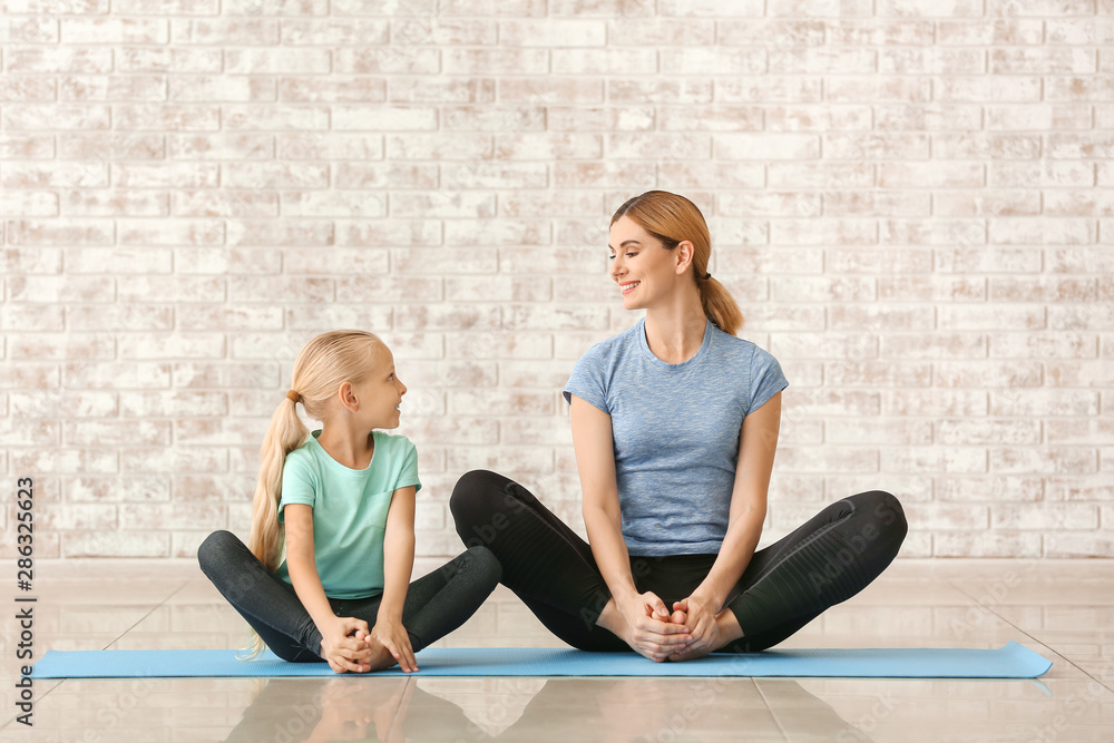 妈妈和小女孩在室内做瑜伽