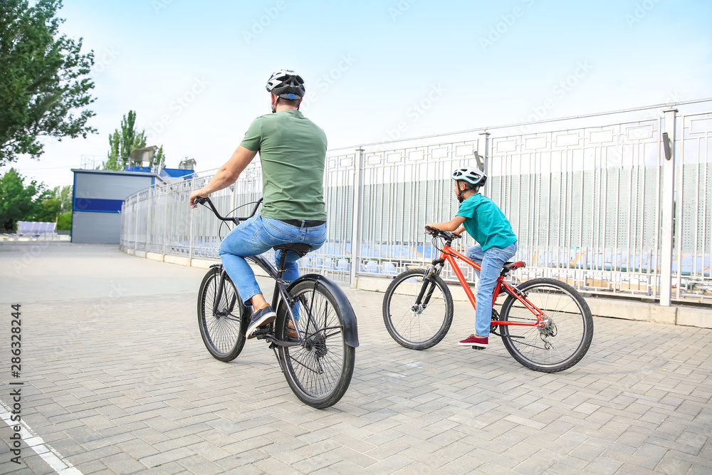快乐的父子在户外骑自行车