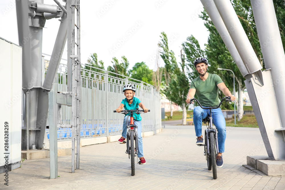 快乐的父子在户外骑自行车