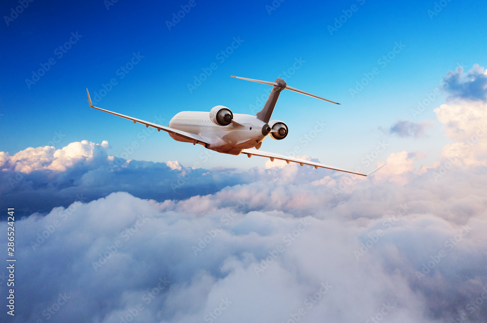 乘客私人飞机在云端飞行
