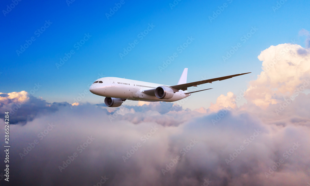 在云端飞行的乘客商用飞机