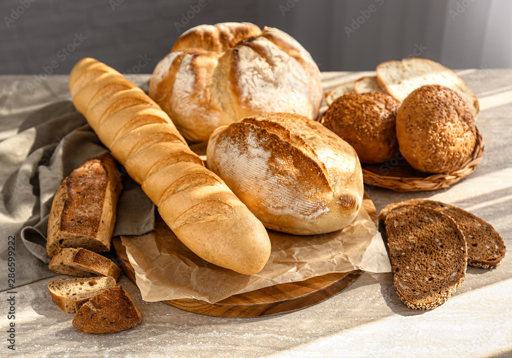 餐桌上的各种新鲜面包