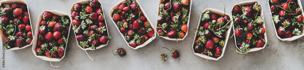 新鲜的季节性夏季当地市场水果产品。平坦的花园里收获带叶子的草莓