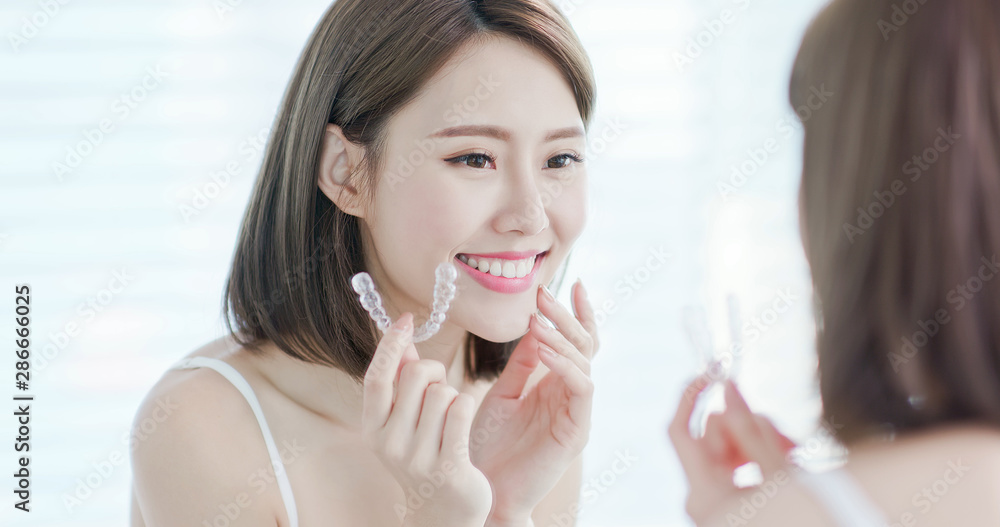 戴隐形牙套的亚洲女性