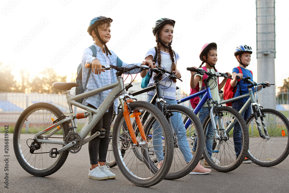 可爱的孩子在户外骑自行车