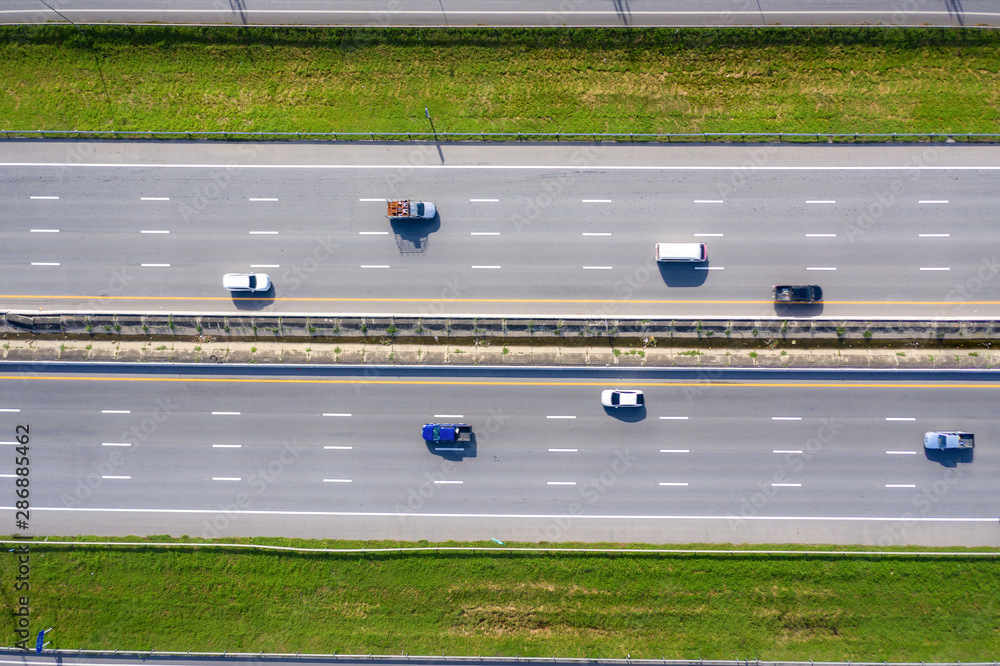 带高速公路的现代交通俯视图。重要基础设施