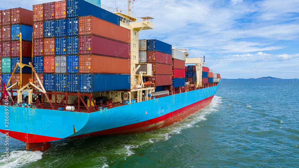 在工业港口工作的集装箱船，商业进出口物流和运输