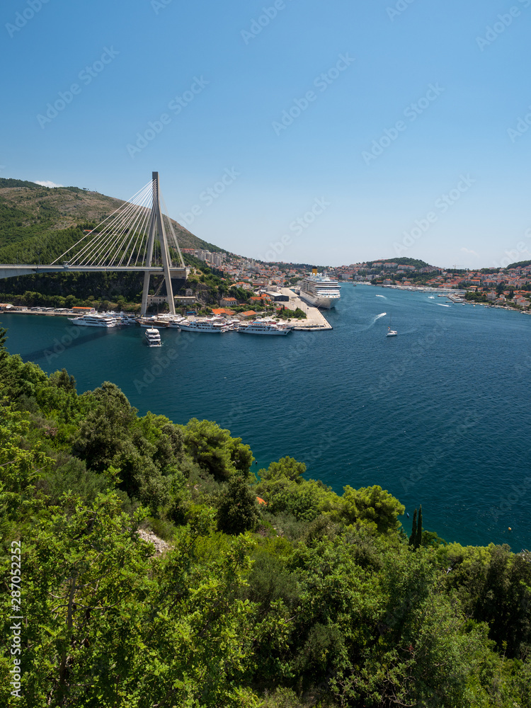 克罗地亚，2019年8月：达尔马提亚杜布罗夫尼克港的Franjo Tudjman大桥和蓝色泻湖。