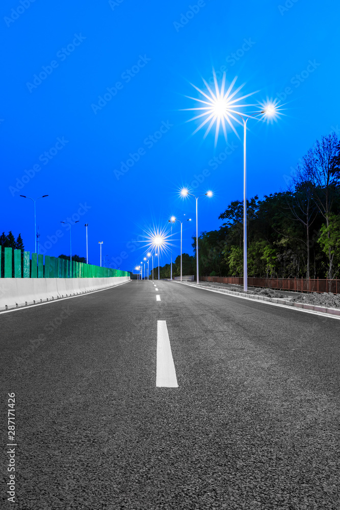 新城市道路和夜晚明亮的路灯