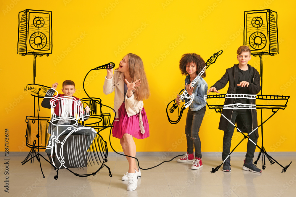 青少年音乐家用绘画乐器对着彩色墙壁演奏