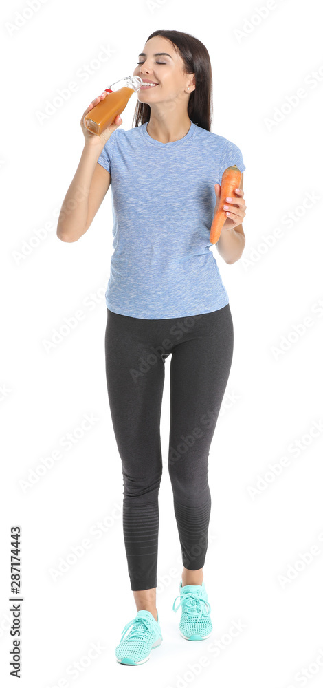 年轻女子喝白底胡萝卜汁
