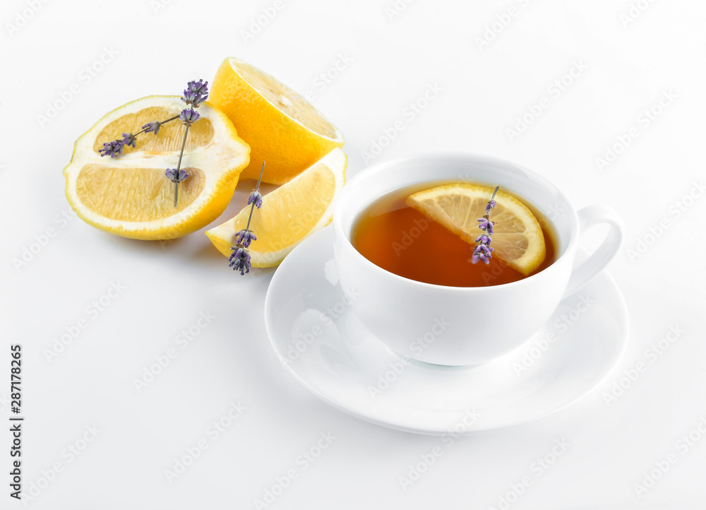 白底柠檬和薰衣草热茶