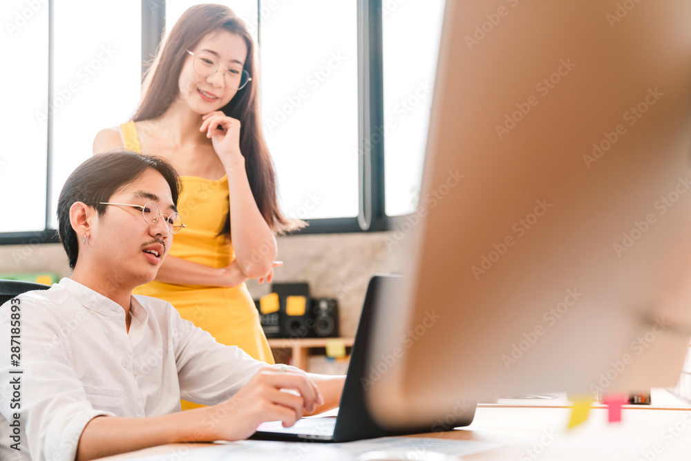 聪明的亚洲员工夫妻咨询在家办公时一起使用笔记本电脑创意合作