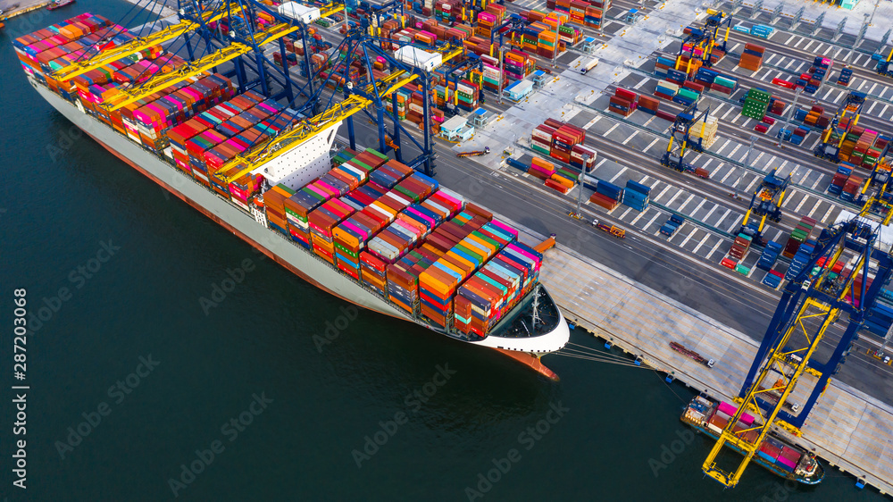 码头上的集装箱船货运集装箱箱，集装箱的鸟瞰图