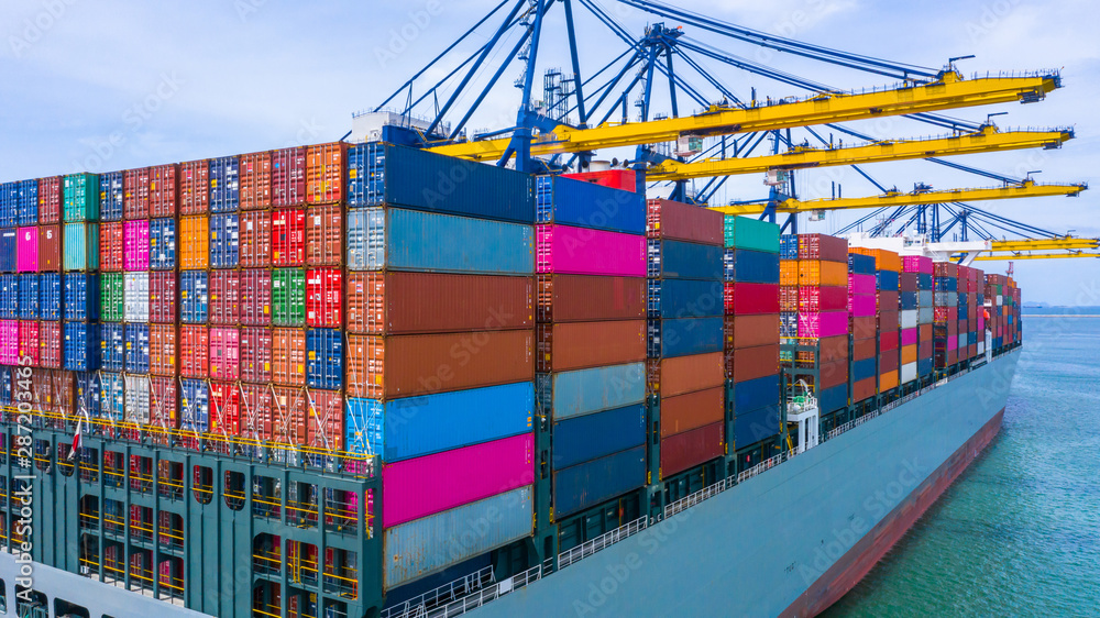 码头上的货运集装箱，深海港口集装箱船上的集装箱堆叠。