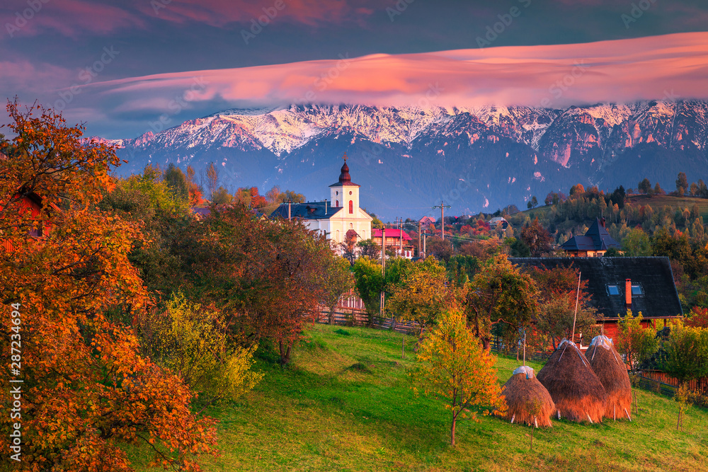 罗马尼亚特兰西瓦尼亚马古拉布拉索夫附近多彩的秋季高山乡村景观