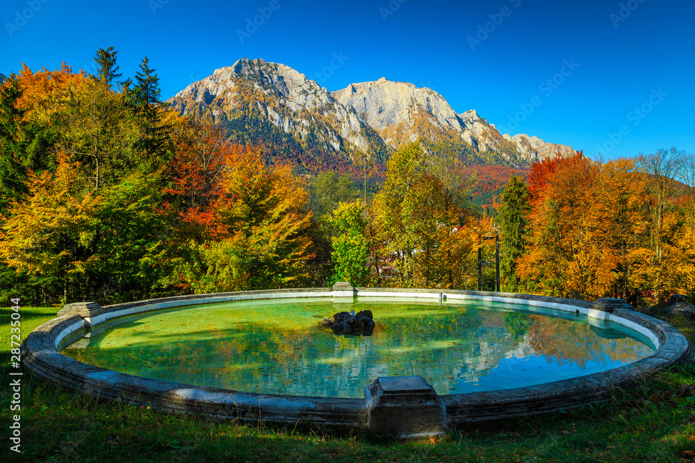 欧洲罗马尼亚Prahova山谷Busteni带喷泉的花园