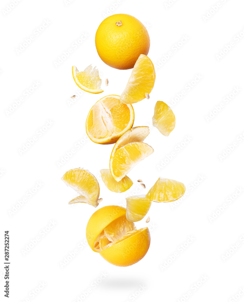 空气中的整片和切片新鲜橙子，在白色背景上隔离