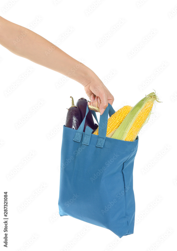 白色背景环保袋中的新鲜蔬菜女性手