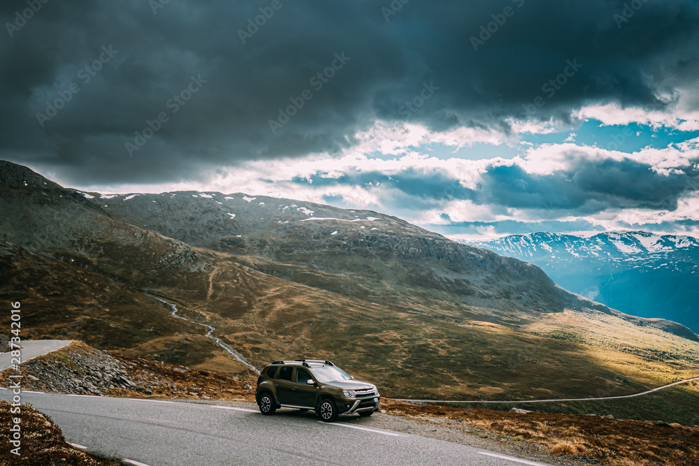 挪威奥兰茨费耶尔特。夏季挪威L，一辆SUV停在奥兰茨费耶勒风景区公路附近