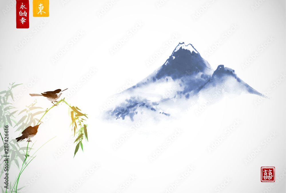 竹子上的两只鸟和远处的蓝山。传统的东方水墨画sumi-e，u-sin，go hua。