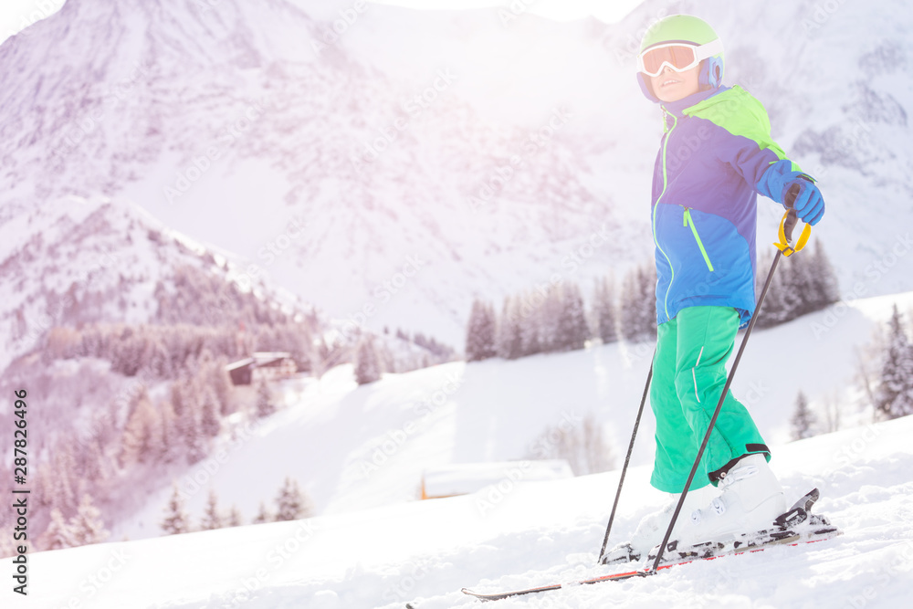 小滑雪者画像-阿勒平滑雪坡上的男孩