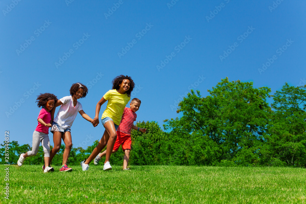 公园内跑步儿童组侧视图