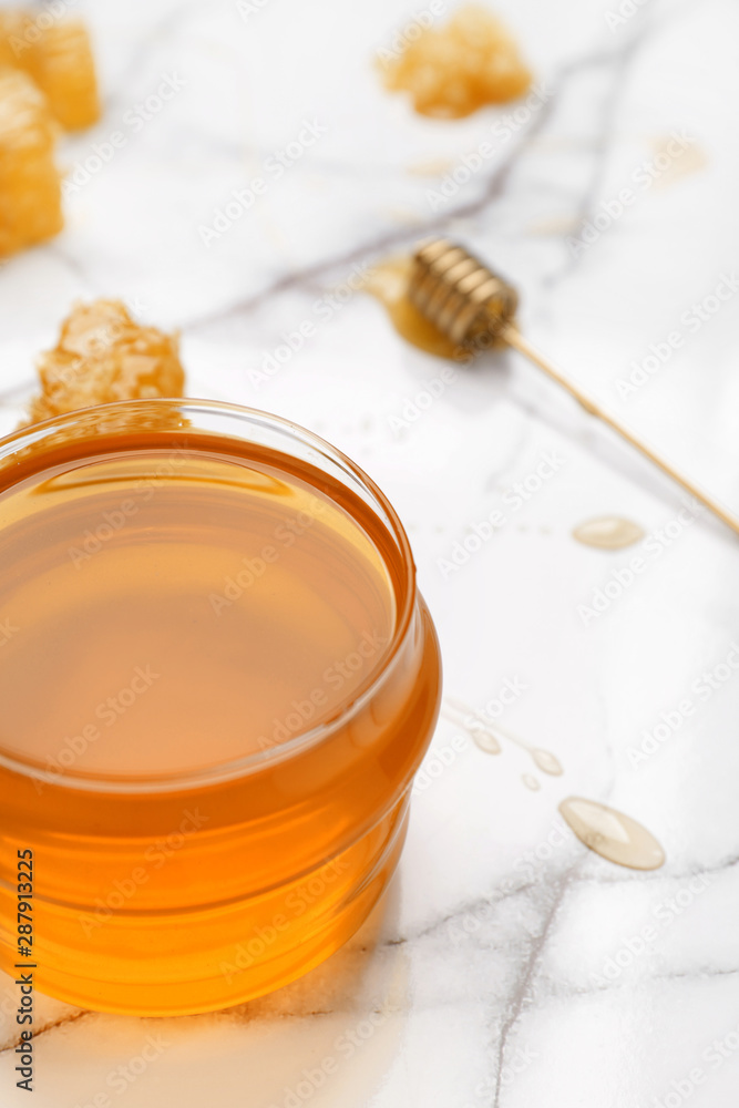 餐桌上的一罐甜蜂蜜
