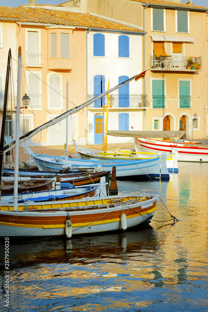 带彩色百叶窗的地中海建筑立面